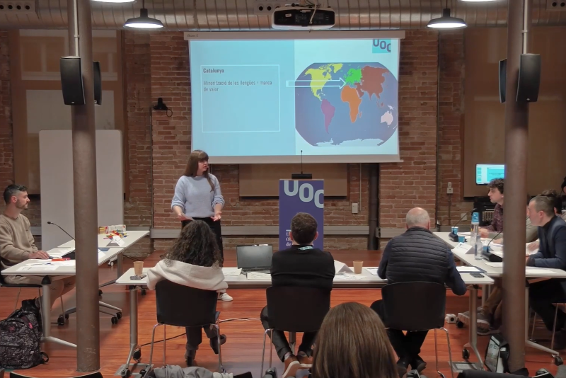 Estudiants participant en un debat universitari